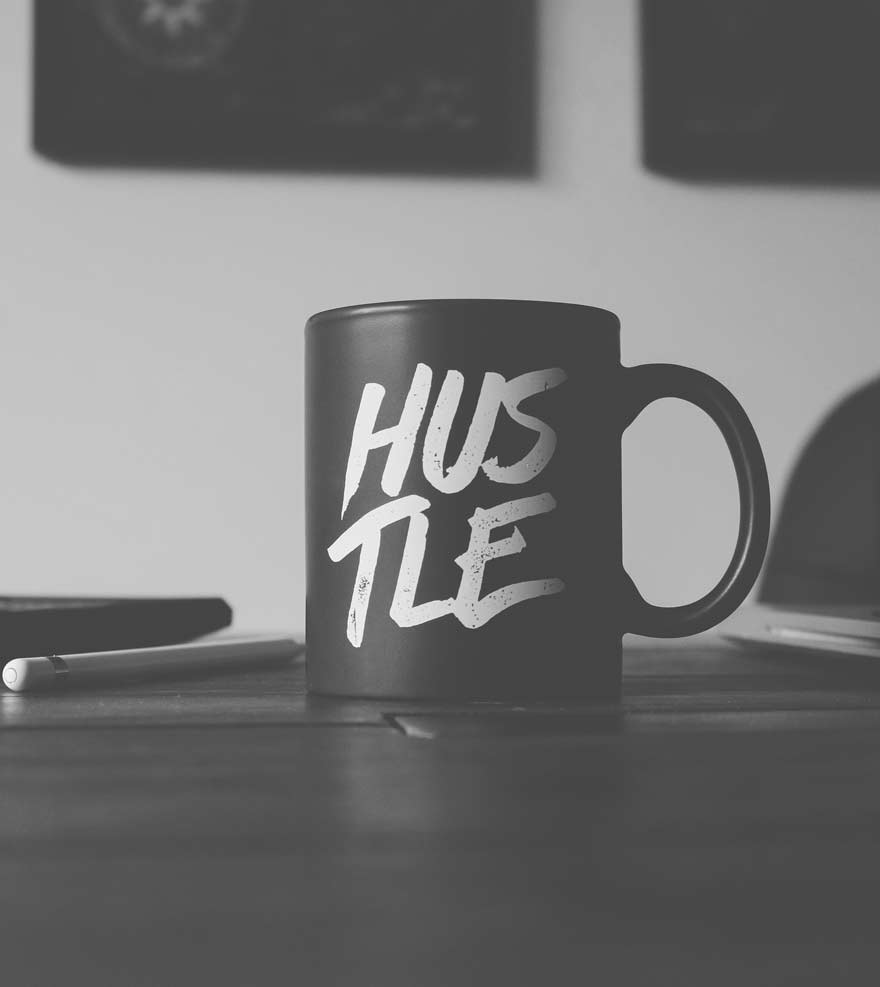 Kaffebecher mit Aufschrift hustle in schwarz-weiß