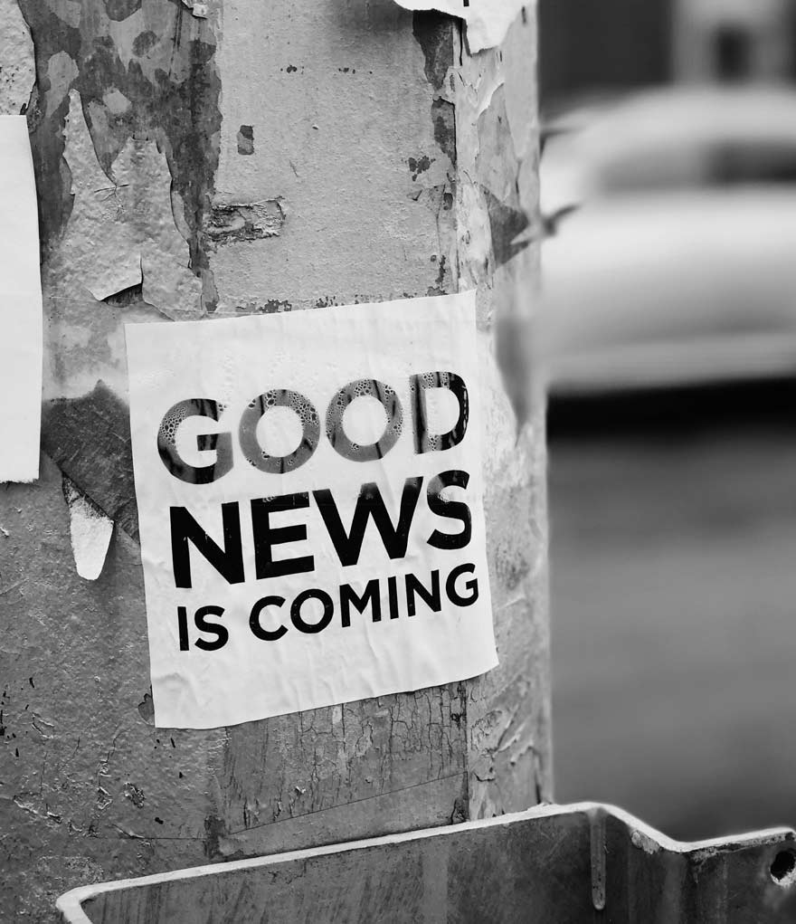 Zettel auf Baumstamm mit Aufschrift Good news is coming für Newsletter Marketing Workshop